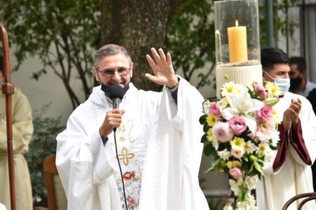 En el Domingo de Pascua de Resurrección, Santa Ana (Glew) recibió a su nuevo párroco