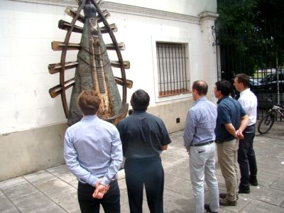 Rezo del Intendente de Lomas ante la réplica de la Virgen de Luján en la catedral