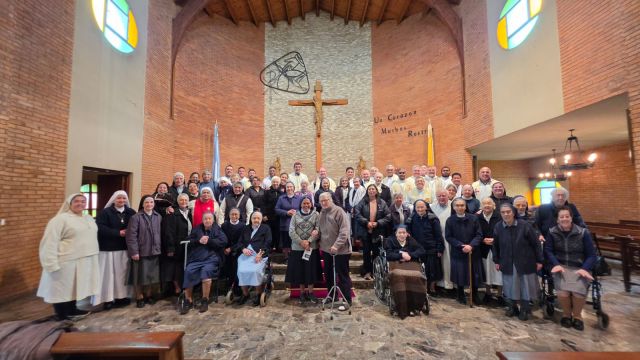 Junto al clero y la Vida Consagrada, monseñor Lugones celebró su 27° aniversario episcopal