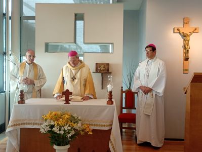 En el aeropuerto de Ezeiza, bendicen una placa que recuerda el paso del cardenal Bergoglio antes de ser elegido Papa