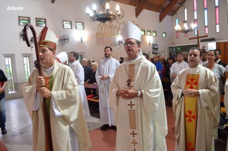 Recibió a su nuevo párroco y vicario la comunidad de La Santa Cruz (Fiorito)