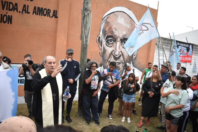 En Fiorito, presentan un mural del Papa Francisco a un año de su muerte